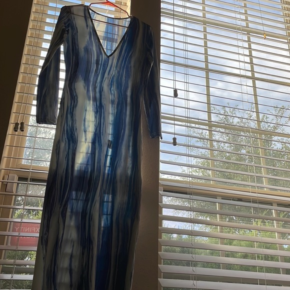 i am selling a beautiful blue/white long sleeve dress - Picture 3 of 5